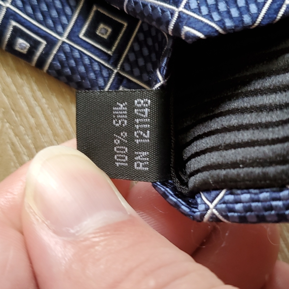 Kenneth Robert's platinum silk necktie - Picture 5 of 6